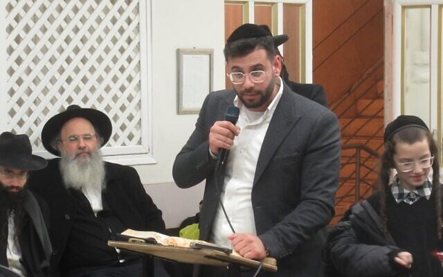 Meir Yonah, évadé de Dradt, prend la parole lors d'un événement organisé en l'honneur de sa libération de la prison militaire, le 26 janvier 2026. (Crédit : Notnim Gav/Faction de Jérusalem) Meir Yonah, évadé de Dradt, prend la parole lors d'un événement organisé en l'honneur de sa libération de la prison militaire, le 26 janvier 2026. (Crédit : Notnim Gav/Faction de Jérusalem)