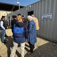 Des Palestiniens franchissent le poste-frontière de Rafah sous le regard d'un fonctionnaire de l'Union européenne, février 2026. (Crédit : EUBAM)