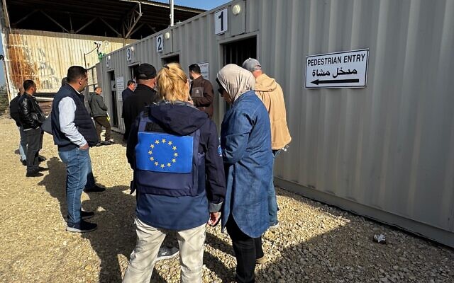 Des Palestiniens franchissent le poste-frontière de Rafah sous le regard d'un fonctionnaire de l'Union européenne, février 2026. (Crédit : EUBAM) Des Palestiniens franchissent le poste-frontière de Rafah sous le regard d'un fonctionnaire de l'Union européenne, février 2026. (Crédit : EUBAM)