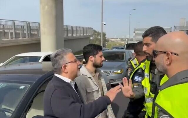 L'ancien député du parti Hadash Yousef Jabarin se disputant avec des agents de la police des frontières lors d'un convoi protestataire se dirigeant vers Jérusalem pour dénoncer les crimes violents dans la société arabe, le 8 février 2026. (Crédit : Capture d'écran/Hadash)