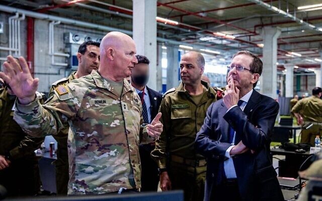 Le président Isaac Herzog (à droite) visite le Centre de coordination civilo-militaire (CMCC) de Gaza à Kiryat Gat, le 18 février 2026. (Crédit : Kobi Gideon/GPO)