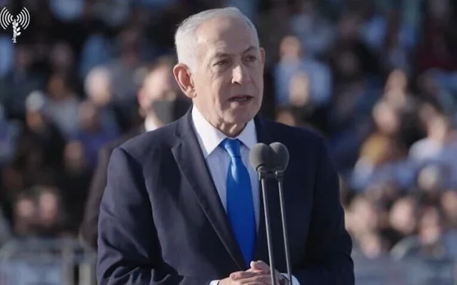 Le Premier ministre Benjamin Netanyahu s'adresse aux cadets de l'armée israélienne lors de la cérémonie de remise des diplômes à l'école d'officiers Bahad 1, dans le sud d'Israël, le 19 février 2026. (Capture d'écran/YouTube)