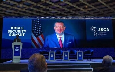 Le sénateur républicain Ted Cruz s'adresse aux Américains, aux Israéliens et aux participants venus de toute l'Afrique lors du Sommet sur la sécurité de Kigali, à Kigali, au Rwanda. (Crédit : Sommet sur la sécurité de Kigali)