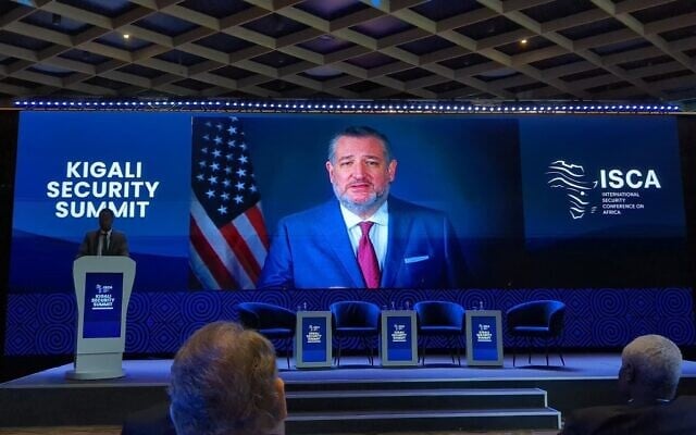 Le sénateur républicain Ted Cruz s'adresse aux Américains, aux Israéliens et aux participants venus de toute l'Afrique lors du Sommet sur la sécurité de Kigali, à Kigali, au Rwanda. (Crédit : Sommet sur la sécurité de Kigali)