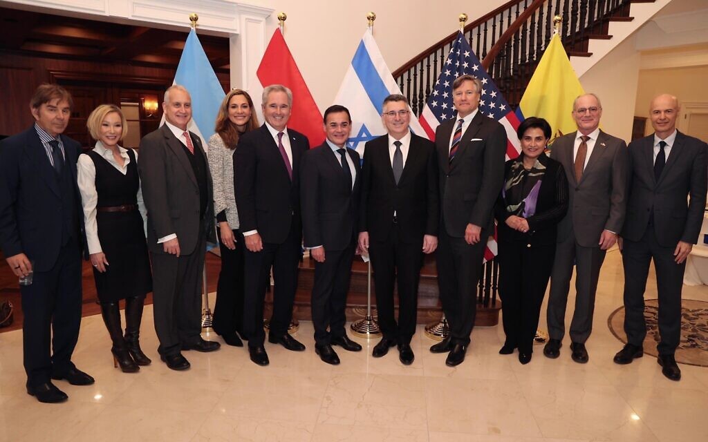 Le ministre israélien des Affaires étrangères Gideon Saar entouré de ses homologues d'Amérique latine et de responsables américains, à Washington, le 3 février 2026. (Crédit : Ambassade d'Israël à Washington)