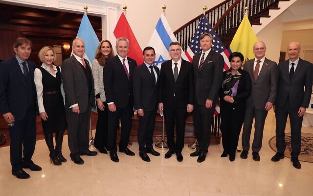 Le ministre israélien des Affaires étrangères Gideon Saar entouré de ses homologues d'Amérique latine et de responsables américains, à Washington, le 3 février 2026. (Crédit : Ambassade d'Israël à Washington)