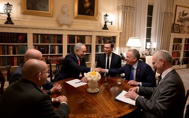 Le Premier ministre Benjamin Netanyahu (3ᵉ à gauche) s'entretenant avec Steve Witkoff (2ᵉ à droite) et Jared Kushner (3ᵉ à droite), conseillers principaux du président américain Donald Trump, à Blair House, à Washington, le 10 février 2026. (Crédit : Avi Ohayon/Bureau de la presse gouvernementale)
