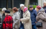 Des Juifs ukrainiens font la queue pour recevoir de l'aide à Kiev, à l'automne 2025. (Theia Chatelle/ JTA)