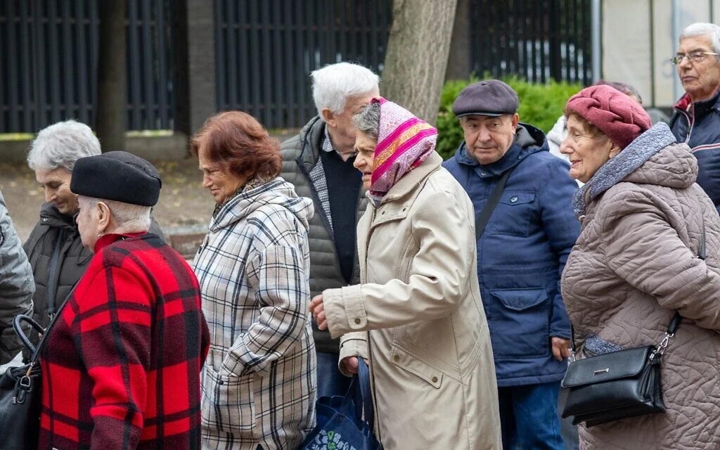 Des Juifs ukrainiens font la queue pour recevoir de l'aide à Kiev, à l'automne 2025. (Theia Chatelle/ JTA) Des Juifs ukrainiens font la queue pour recevoir de l'aide à Kiev, à l'automne 2025. (Theia Chatelle/ JTA)