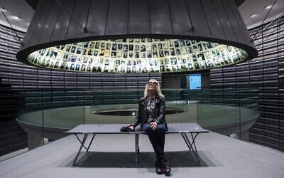 Laure Adler à Yad Vashem, en février 2026. (Crédit : autorisation de Yad Vashem)