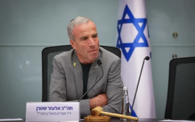 Le député Elazar Stern (Yesh Atid) préside une réunion de la sous-commission des ressources humaines de Tsahal de la commission des Affaires étrangères et de la Défense de la Knesset, le 21 mai 2025. (Crédit : Noam Moskowitz/Bureau du porte-parole de la Knesset) Le député Elazar Stern (Yesh Atid) préside une réunion de la sous-commission des ressources humaines de Tsahal de la commission des Affaires étrangères et de la Défense de la Knesset, le 21 mai 2025. (Crédit : Noam Moskowitz/Bureau du porte-parole de la Knesset)