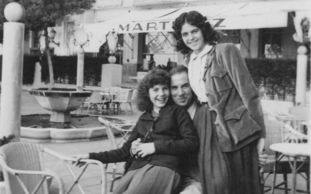 Ninette (à gauche) et Viviane Dreyfus avec Edgar devant l’hôtel Martinez à Marseille, où le 'Tout Paris' des exilés se retrouvait pour évoquer les rumeurs de la guerre. (Autorisation de John Jay et Lady Swaythling et leurs proches)