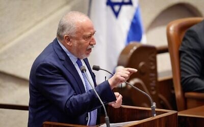 Le chef du parti Yisrael Beytenu, Avigdor Liberman, s'adressant à l'assemblée plénière de la Knesset, le 23 février 2026. (Crédit : Noam Moskowitz/Bureau du porte-parole de la Knesset)