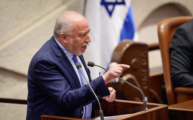Le chef du parti Yisrael Beytenu, Avigdor Liberman, s'adressant à l'assemblée plénière de la Knesset, le 23 février 2026. (Crédit : Noam Moskowitz/Bureau du porte-parole de la Knesset)