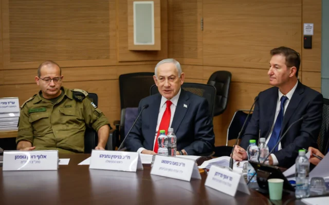 Illustration : Le Premier ministre Benjamin Netanyahu (au centre), son secrétaire militaire, le général de brigade Roman Gofman (à gauche), et le député du Likud Boaz Bismuth assistent à une réunion de la commission des Affaires étrangères et de la défense de la Knesset, à Jérusalem, le 5 février 2026. (Crédit : Noam Moskowitz/Bureau du porte-parole de la Knesset)