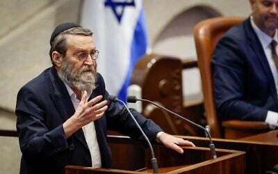 Le chef du parti Degel HaTorah, le député Moshe Gafni, s'adressant à la Knesset, le 9 février 2026. (Crédit : Noam Moskowitz, Bureau du porte-parole de la Knesset)