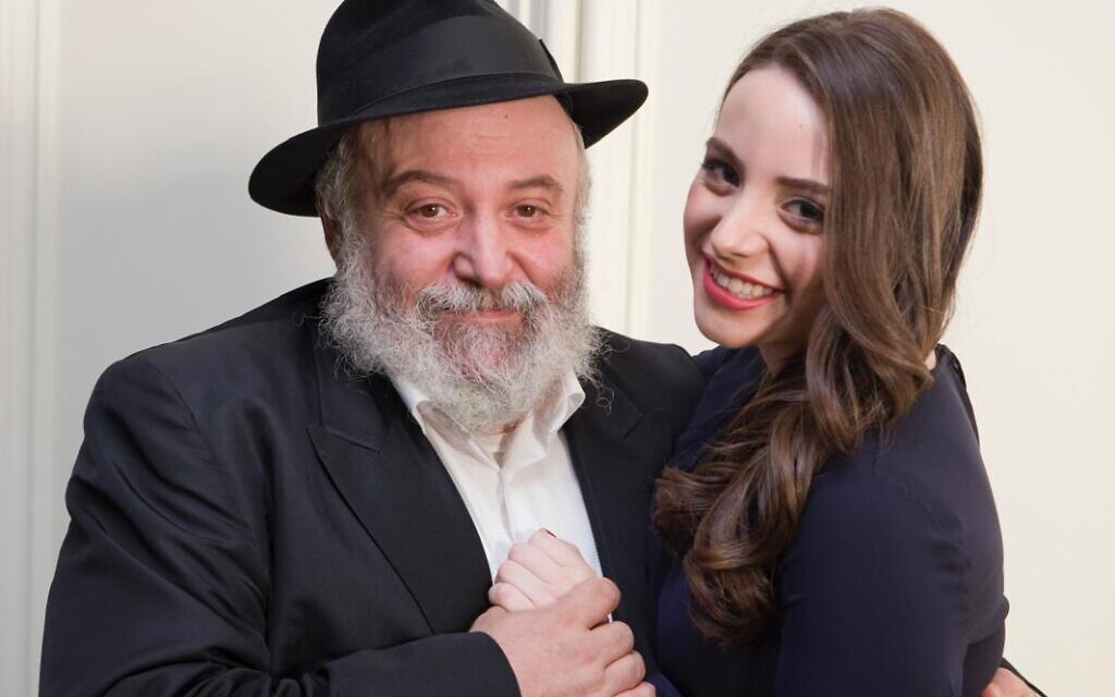 Sheina Gutnick avec son père, Reuven Morrison, assassiné lors de la tuerie terroriste de Bondi Beach le 15 décembre 2025, sur une photo non datée. (Crédit : Gutnick)