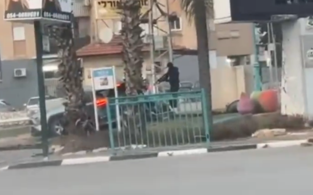 L'auteur d'une fusillade mortelle à Lod visible sur une vidéo avant de tirer sur trois hommes dans une voiture, tuant l'un d'entre eux, le 31 janvier 2026. (Crédit : Capture d'écran/X)