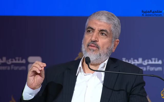 Le haut responsable du Hamas Khaled Meshaal interviewé par Al Jazeera, le 8 février 2026. (Crédit : Capture d'écran/YouTube)