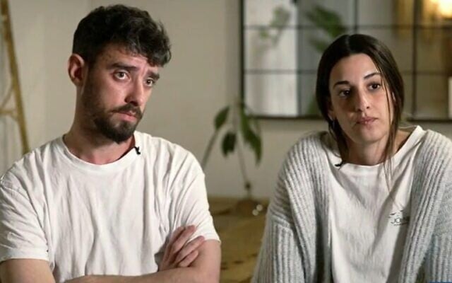 Les otages libérés Ariel Cunio (à gauche) et Arbel Yehoud s'expriment dans une interview diffusée par Channel 12 News le 13 février 2026. (Crédit : Capture d'écran) Les otages libérés Ariel Cunio (à gauche) et Arbel Yehoud s'expriment dans une interview diffusée par Channel 12 News le 13 février 2026. (Crédit : Capture d'écran)
