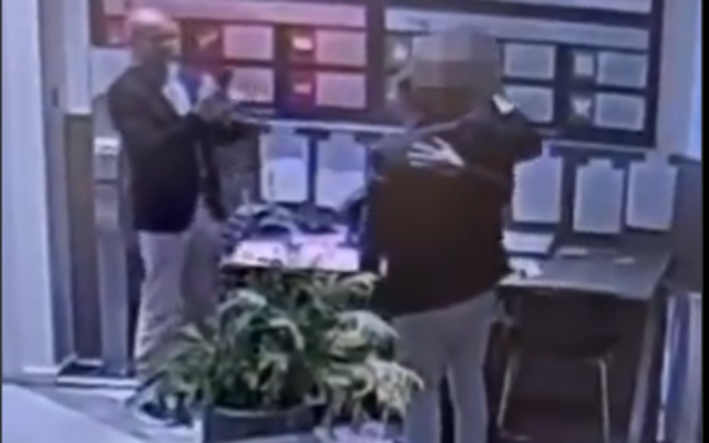 Tucker Carlson, bras dessus bras dessous, pose pour une photo avec un membre du personnel de Ben Gurion, à l'aéroport de Ben Gurion, le 19 février 2026. (Credit: X) Tucker Carlson, bras dessus bras dessous, pose pour une photo avec un membre du personnel de Ben Gurion, à l'aéroport de Ben Gurion, le 19 février 2026. (Credit: X)