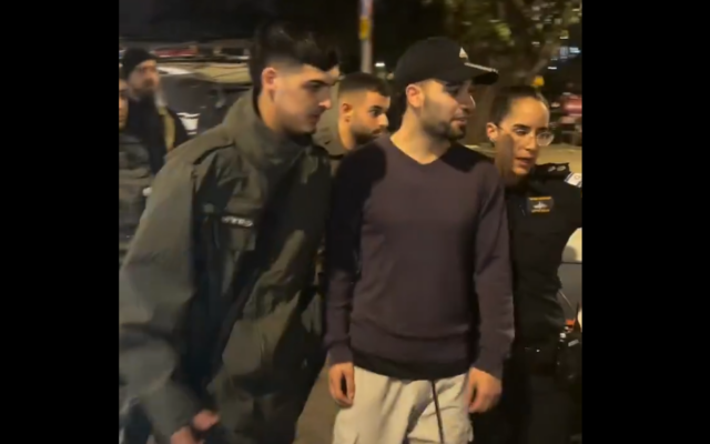 L'activiste radical Mordechaï David arrêté par la police pour avoir manifesté devant le domicile de la présentatrice Lucy Aharish, à Tel Aviv, le 21 février 2026. (Crédit : Capture d'écran vidéo/X)