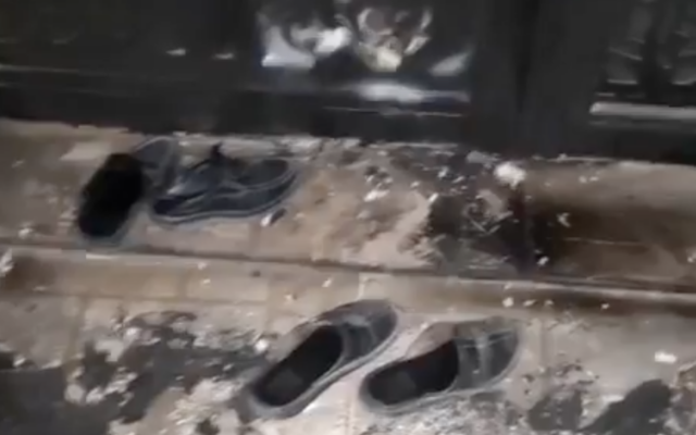 Des sandales visibles à l'entrée calcinée de la mosquée Abu Bakr al-Siddiq dans le village de Tell, près de Naplouse, dans le nord de la Cisjordanie, à la suite d'un incendie criminel, le 23 février 2026. (Crédit : Capture d'écran/X ; utilisée conformément à la clause 27a de la loi sur le droit d'auteur) Des sandales visibles à l'entrée calcinée de la mosquée Abu Bakr al-Siddiq dans le village de Tell, près de Naplouse, dans le nord de la Cisjordanie, à la suite d'un incendie criminel, le 23 février 2026. (Crédit : Capture d'écran/X ; utilisée conformément à la clause 27a de la loi sur le droit d'auteur)