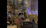 Une dizaine de militants radicaux manifestant devant l'appartement de Lucy Aharish, présentatrice arabe israélienne de la Treizième chaîne, à Tel Aviv, le 25 février 2026. (Crédit : Capture d'écran vidéo/X)