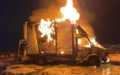 Des flammes jaillissent d’un camion sur une capture d’écran tirée d’une vidéo montrant une attaque apparemment perpétrée par des résidents d’implantations dans le village palestinien de Sussiya, dans le sud de la Cisjordanie, le 24 février 2026. (Crédit : Capture d’écran/X ; utilisée conformément à la clause 27a de la loi sur le droit d’auteur)