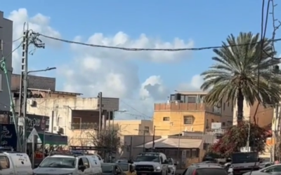 Le centre-ville de Kafr Kanna, une ville arabe du nord d’Israël, au lendemain d’une journée marquée par des heures de fusillades, le 22 février 2026. (Crédit : Charlie Summers/Times of Israel)