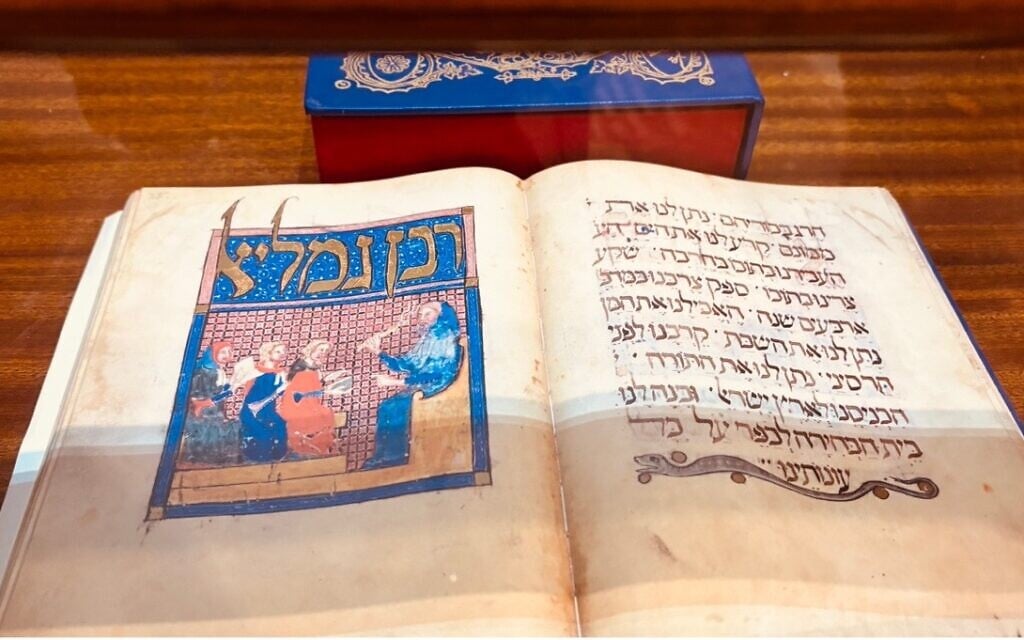 Un livre ancien de prières en hébreu, exposé au red-de-chaussée de la Casa de Sefarad, à Cordoue, en Espagne, le 27 décembre 2025 (Rachel Bellegy-Chazelas).