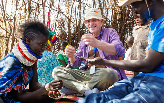 Keith Siegel, ancien otage du Hamas, au camp de réfugiés de Kakuma et dans les communautés environnantes du comté de Turkana, au Kenya. ( Crédit : Lameck Ododo/IsraAID)
