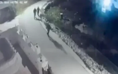 Capture d’écran d’une vidéo de sécurité montrant des vandales entrant dans le village cisjordanien de Taybeh le 4 février 2026. (Crédit : X)