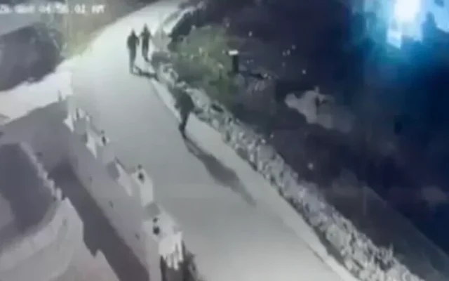 Capture d’écran d’une vidéo de sécurité montrant des vandales entrant dans le village cisjordanien de Taybeh le 4 février 2026. (Crédit : X)