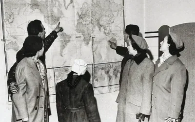 Des réfugiés hongrois exprimant leur désir d’immigrer aux États-Unis et en Australie, où ils ont de la famille, dans les bureaux de l'HIAS à Vienne. (Crédit : HIAS/JTA)