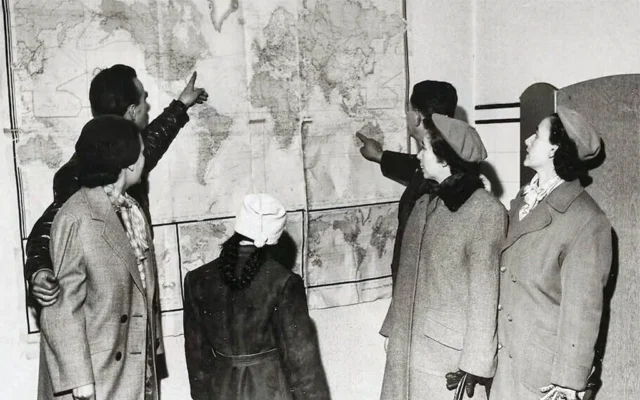 Des réfugiés hongrois exprimant leur désir d’immigrer aux États-Unis et en Australie, où ils ont de la famille, dans les bureaux de l'HIAS à Vienne. (Crédit : HIAS/JTA)
