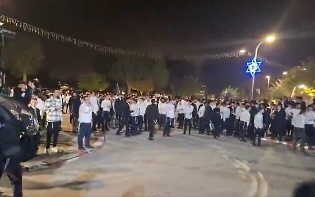 Des manifestants ultra-orthodoxes bloquent l'entrée d'Ofakim pour dénoncer l'arrestation d'un réfractaire haredi, le 7 février 2026. (Crédit : Capture d'écran ; utilisée conformément à la clause 27a de la loi sur le droit d'auteur)