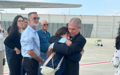 Gal Hirsch, responsable gouvernemental des opérations de sauvetage des otages, saluant des familles d'otages avant de s'envoler pour les États-Unis, le 24 juillet 2024. (Crédit : Lazar Berman/Times of Israel)
