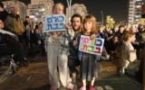 L'ex-otage Sagui Dekel-Chen avec deux de ses filles lors du dernier rassemblement en date du Kibboutz Nir Oz, le 31 janvier 2026 (Uriel Even Sapir/Forum des Otages)