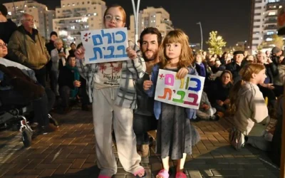 L'ex-otage Sagui Dekel-Chen avec deux de ses filles lors du dernier rassemblement en date du Kibboutz Nir Oz, le 31 janvier 2026 (Uriel Even Sapir/Forum des Otages)