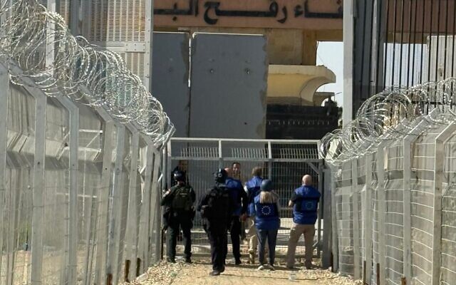 Des observateurs de l'Union européenne et des agents de sécurité palestiniens, au poste-frontière de Rafah séparant Gaza et l'Égypte, le 1ᵉʳ février 2026. (Crédit : COGAT)