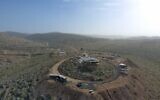L'avant-poste agricole illégal de Hesed Olam, situé au centre de la Cisjordanie, où une "conférence d'appréciation" sur les avant-postes agricoles illégaux a été organisée par le Conseil régional de Mateh Binyamin, le 2 février 2026. (Crédit : Arutz 7)