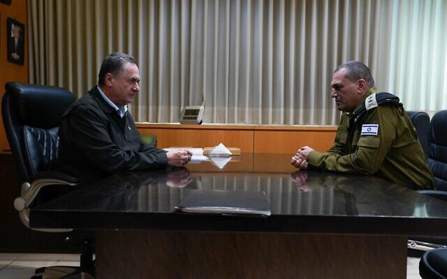 Le ministre de la Défense Israel Katz  (à gauche) s'entretenant avec le chef d'état-major de l'armée israélienne, le lieutenant-général Eyal Zamir, dans son bureau, à Tel Aviv, le 1ᵉʳ février 2026. (Crédit : Ariel Hermoni/ministère de la Défense)