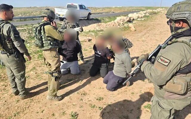Des soldats de l'armée israélienne arrêtant trois Palestiniens soupçonnés d'avoir agressé des bergers, en Cisjordanie le 2 février 2026. (Crédit : Police israélienne)