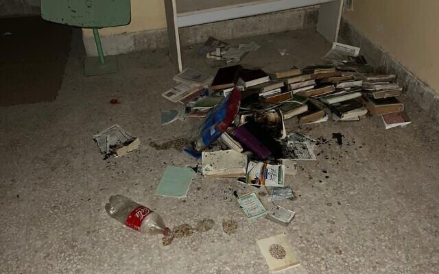Des livres saints islamiques jonchant le sol d'une mosquée de Cisjordanie après que des extrémistes juifs ont fait irruption dans le bâtiment et vandalisé l'intérieur le 8 février 2026. (Crédit : Police israélienne)