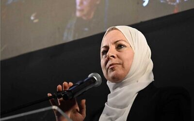 Somaya Bashir prenant la parole lors d'une manifestation anti-gouvernement, sur la Place Habima, à Tel Aviv, en janvier 2026. (Crédit : Caroline Dervil)