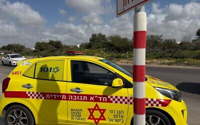 Les secouristes arrivant dans une raffinerie où deux employées de l'usine ont été retrouvées inconscientes, à Ashdod, le 11 février 2026. (Crédit : Magen David Adom)