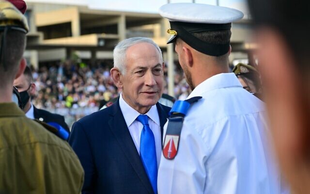 Le Premier ministre Benjamin Netanyahu assiste à la cérémonie de remise des diplômes des élèves-officiers de l'armée israélienne, à l'école d'officiers Bahad 1, dans le sud d'Israël, le 19 février 2026. (Crédit : Kobi Gideon/GPO)