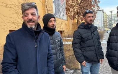 Les frères David, Eitan et Ariel Cunio, de gauche à droite, posent devant la salle de cinéma le Babylon, à Berlin, avant la projection d'un documentaire sur leur histoire, le 20 février 2026. (Toby Axelrod via la JTA) Les frères David, Eitan et Ariel Cunio, de gauche à droite, posent devant la salle de cinéma le Babylon, à Berlin, avant la projection d'un documentaire sur leur histoire, le 20 février 2026. (Toby Axelrod via la JTA)