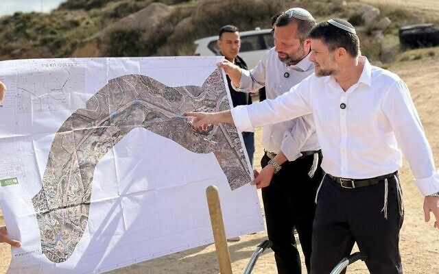 Le ministre des Finances Bezalel Smotrich (à droite) et le président du Conseil régional de Binyamin, Israel Ganz, admirent les plans d’une nouvelle autoroute reliant les implantations de Cisjordanie au centre d’Israël, le 24 février 2026. (Crédit : Binyamin Regional Council)